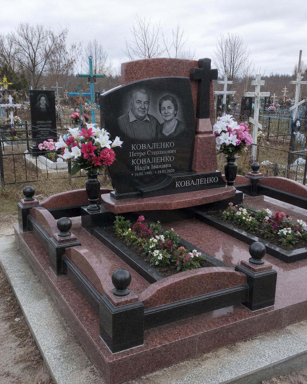 Подвійний меморіальний комплекс із червоного та чорного граніту з портретами й квітниками