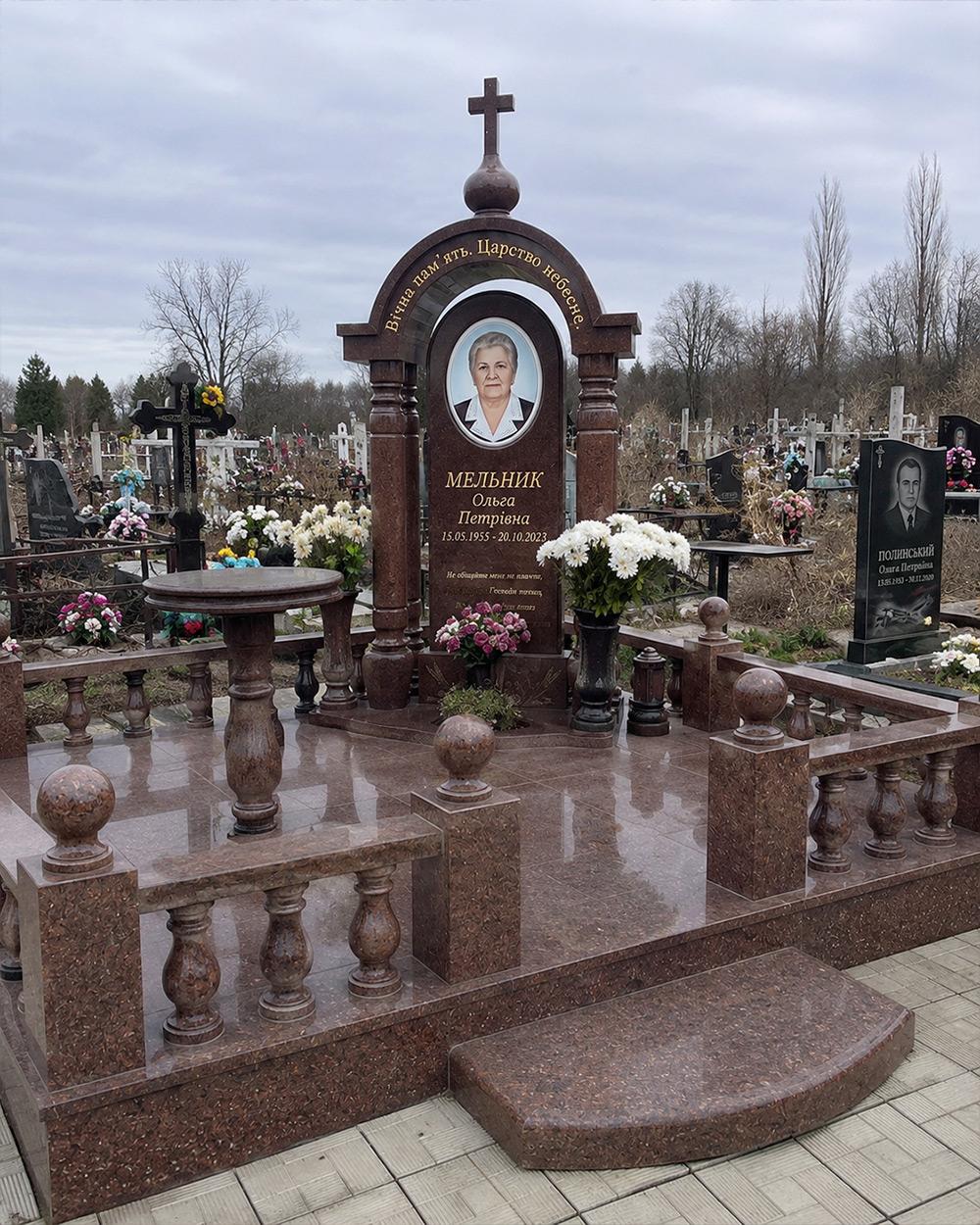 Меморіальний комплекс із коричневого граніту з балюстрадою, лавкою та столиком