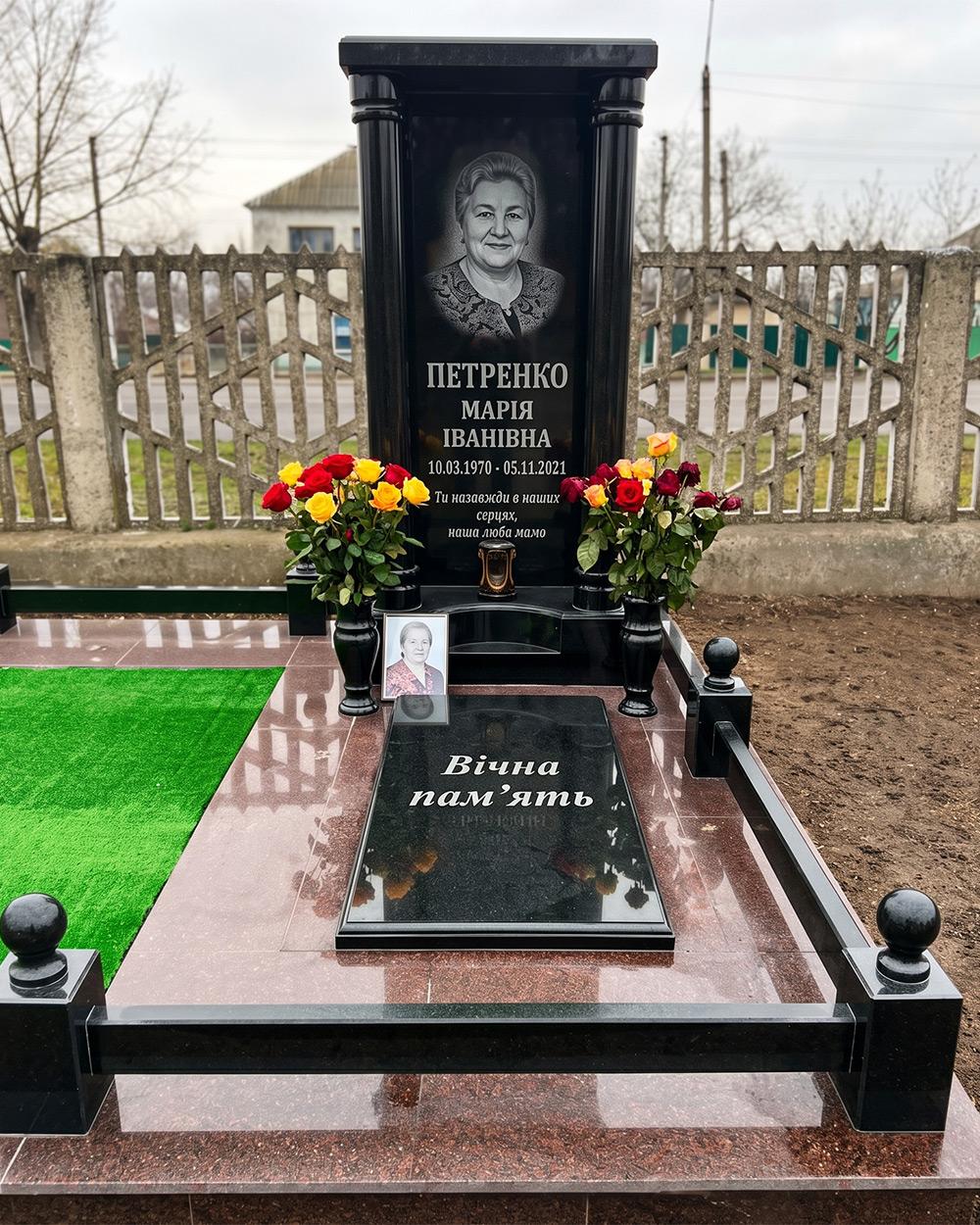 Меморіальний комплекс із чорного граніту зі стелою-колоною та надгробною плитою