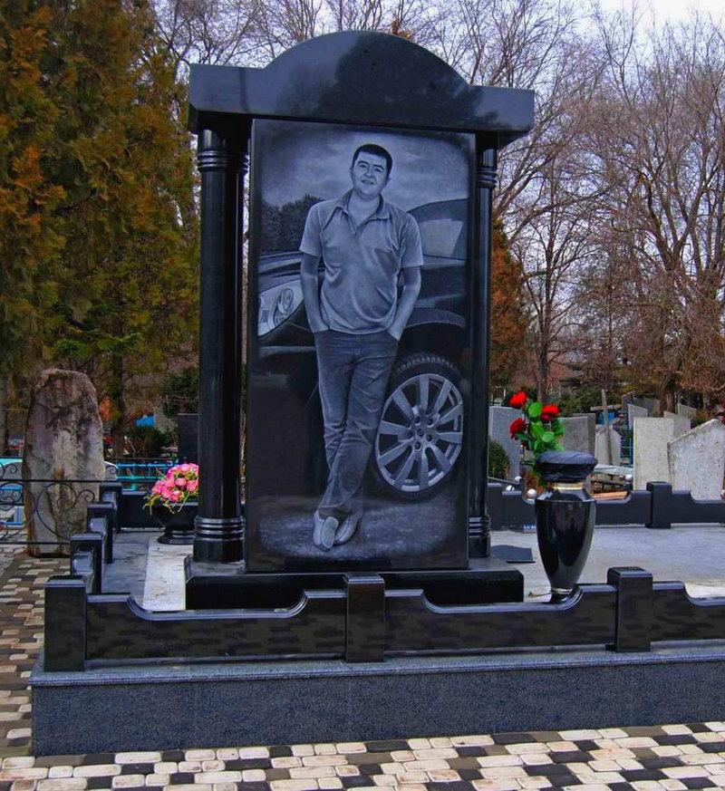 Меморіальний комплекс із чорного граніту з портретом на весь зріст