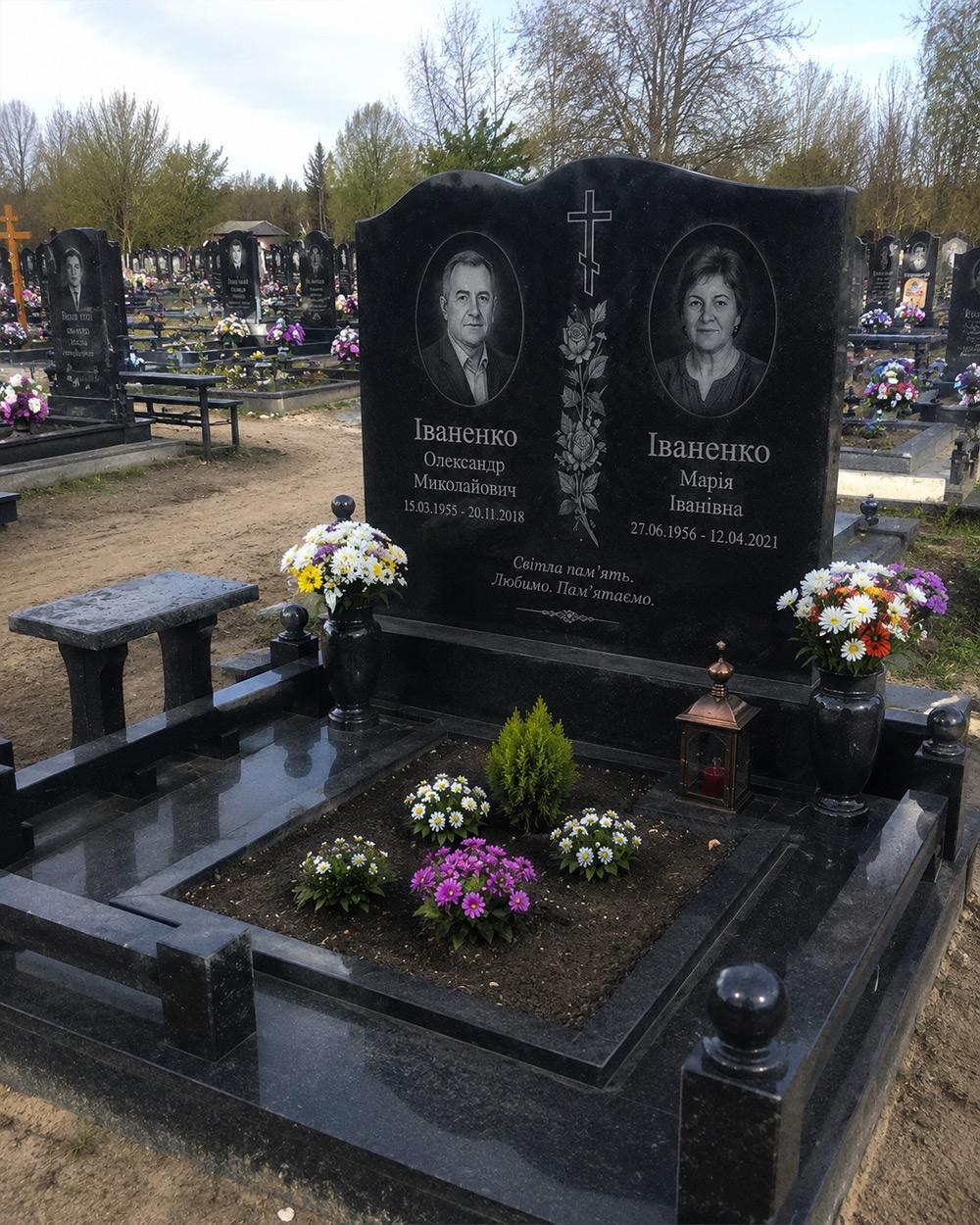 Подвійний меморіальний комплекс із чорного граніту з лавкою та квітником