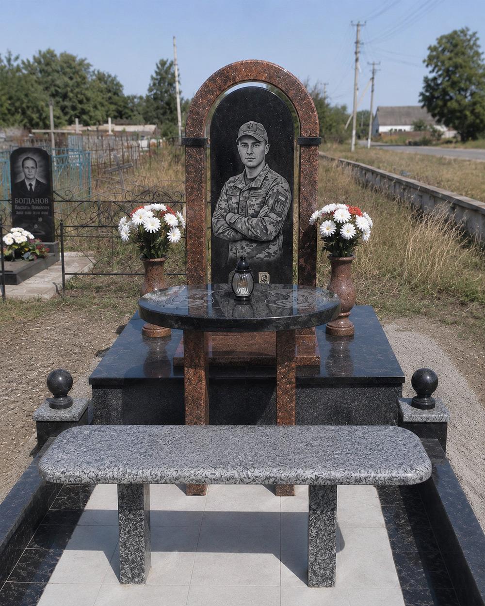 Меморіальний комплекс для загиблого захисника з військовою символікою