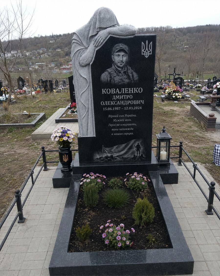 Гранітний пам'ятник військовому з гербом України на цвинтарі