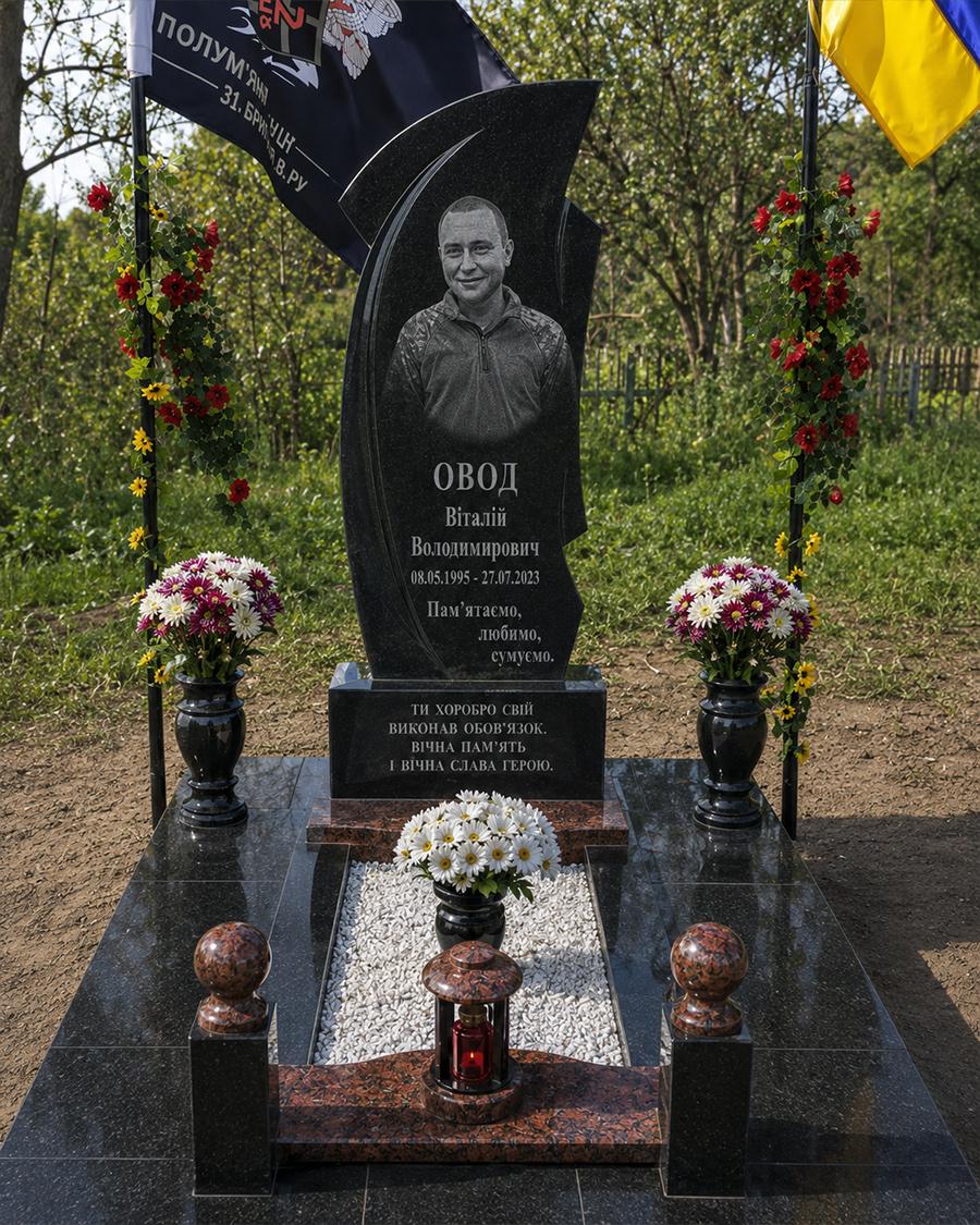 Пам'ятник загиблому воїну з чорного граніту з квітником