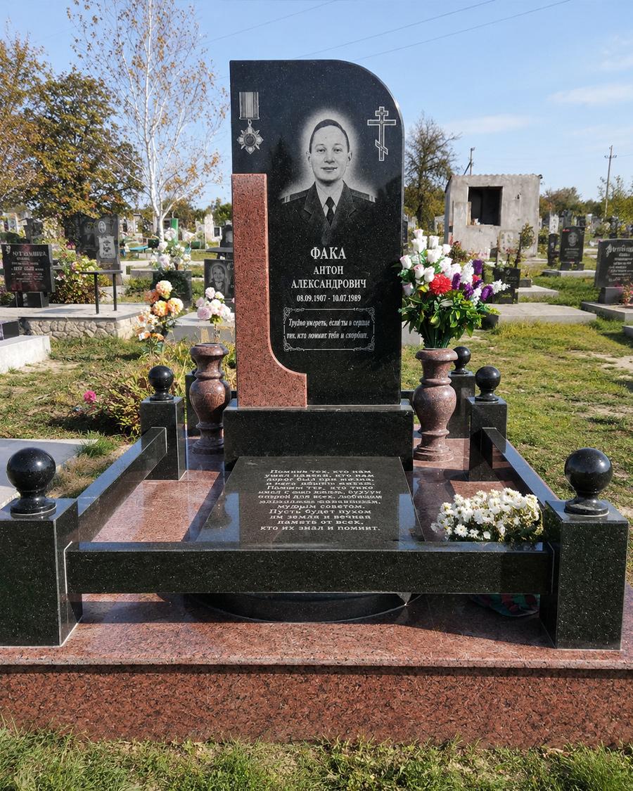 Гранітний памʼятник, мем. комплекс — червоний і чорний граніт