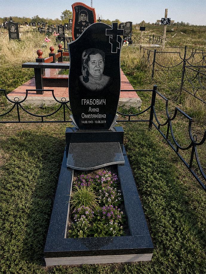 Гранітний памʼятник, одинарний — чорний граніт з частиною пліти на квітнику