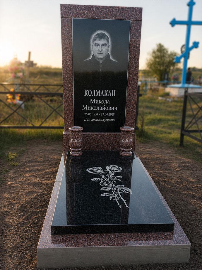 Гранітний памʼятник, одинарний — коричневий та чорний граніт