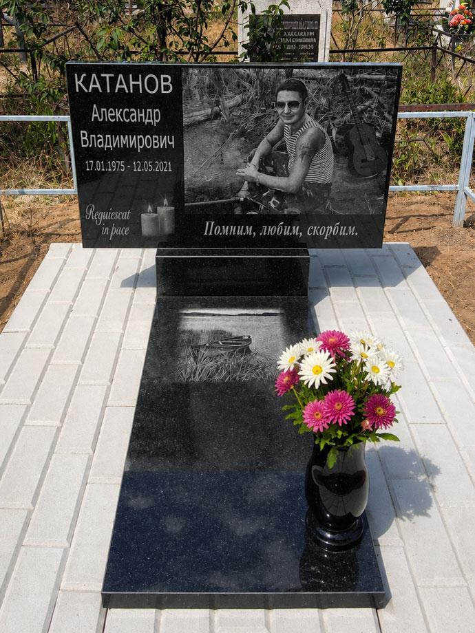 Гранітний памʼятник, одинарний — чорний граніт з печаткою на квітнику
