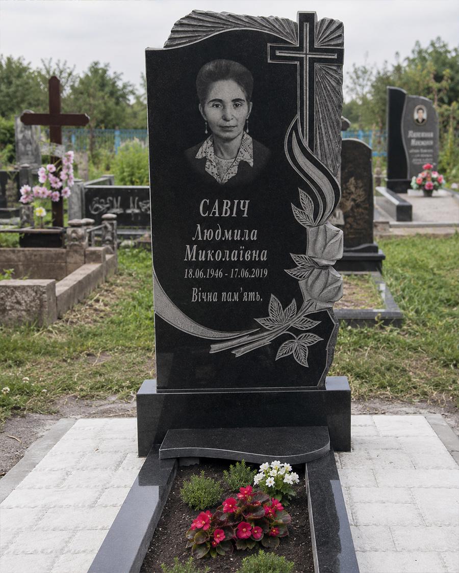 Гранітний памʼятник, одинарний — чорний граніт з різьбленим хрестом