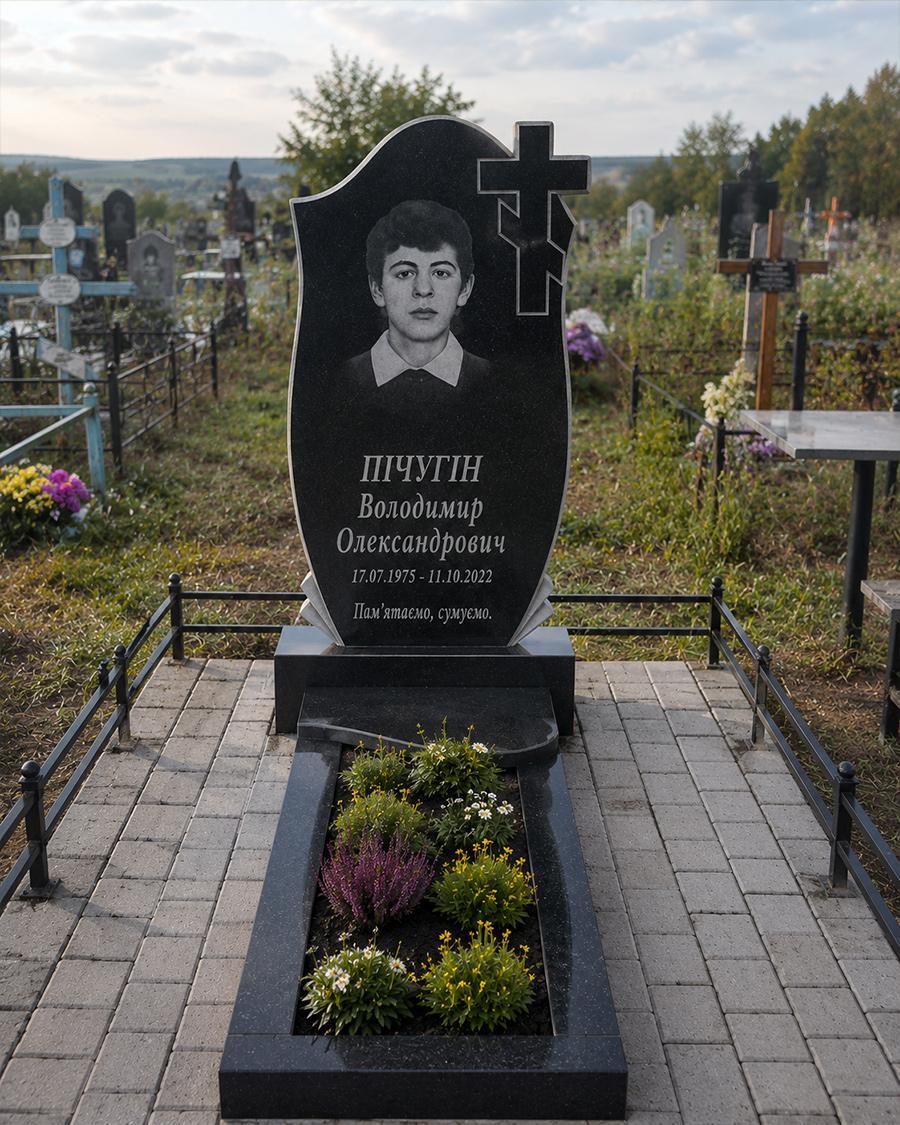 Гранітний памʼятник, одинарний — чорний граніт із вирізаним хрестом