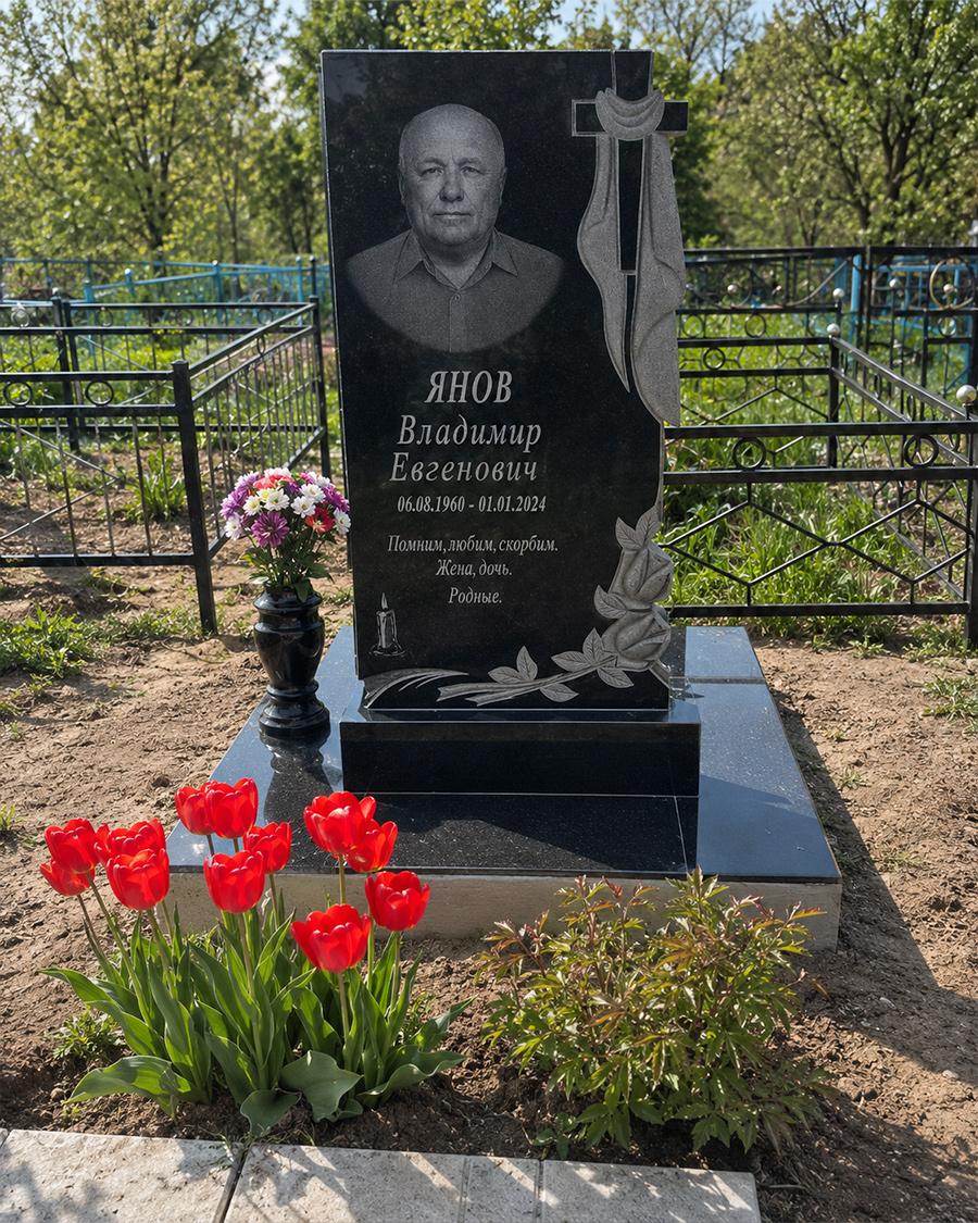 Гранітний памʼятник, одинарний — чорний граніт з різьбою