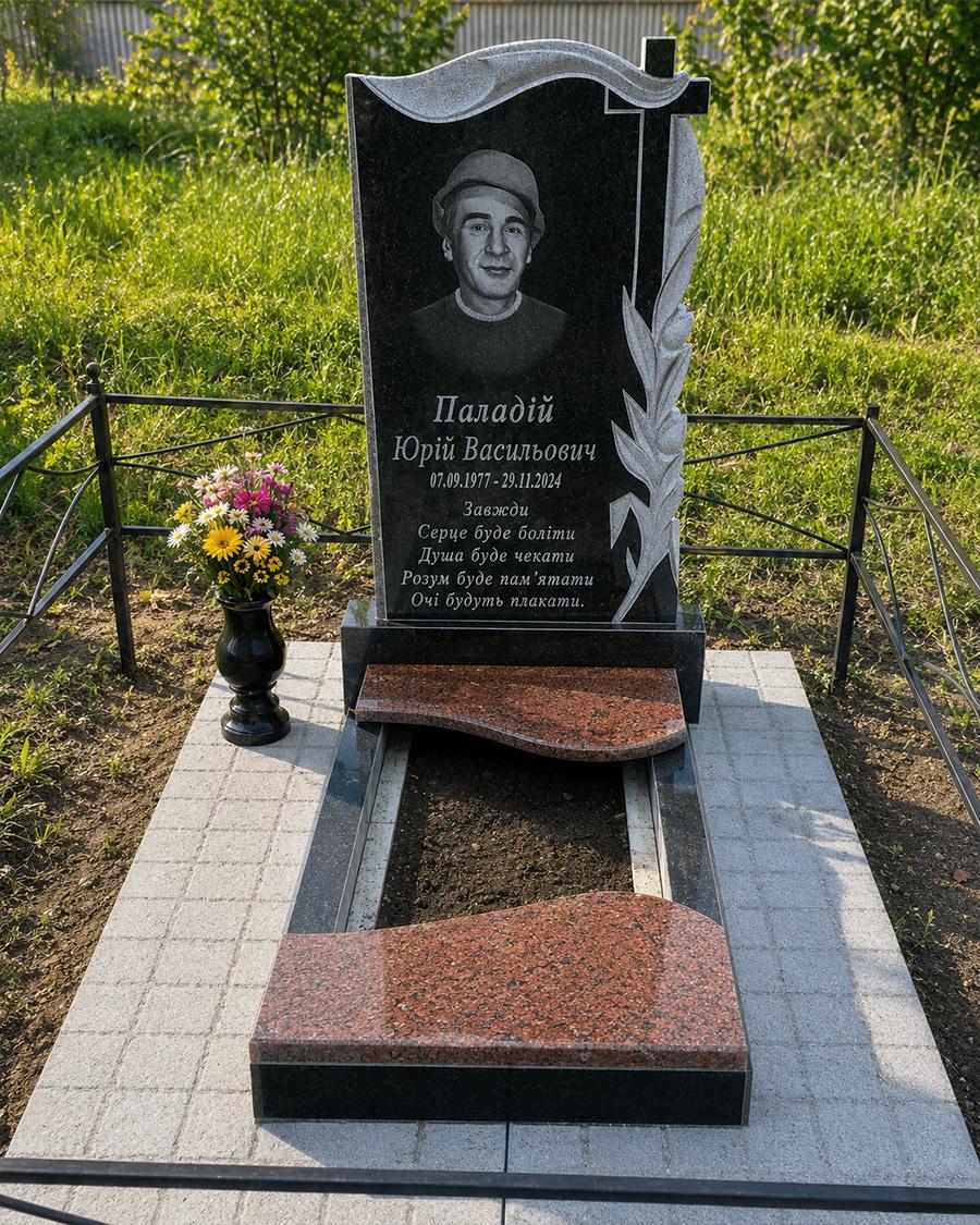 Гранітний памʼятник, одинарний — чорний граніт з червоною плитою