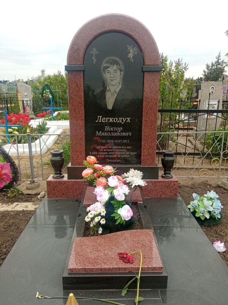 Гранітний памʼятник, з аркою — червоний і чорний граніт