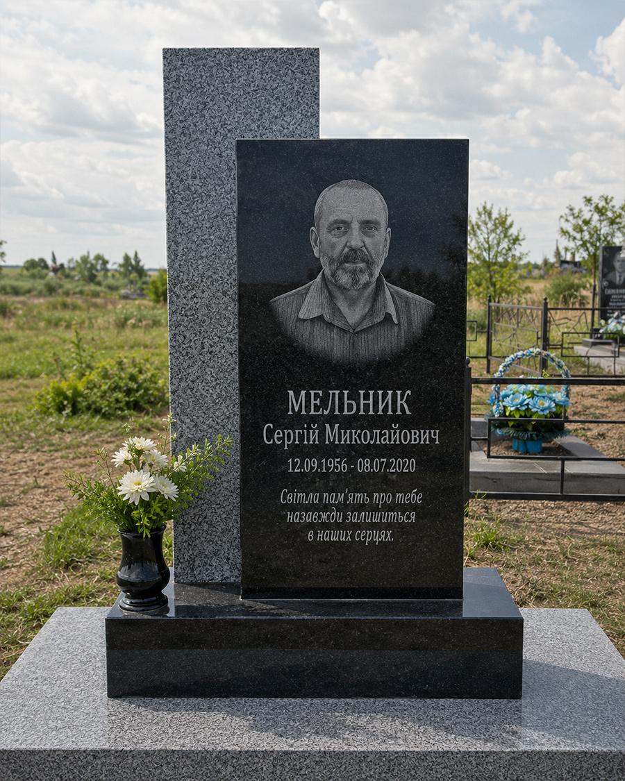 Гранітний памʼятник, одинарний — чорний і сірий граніт