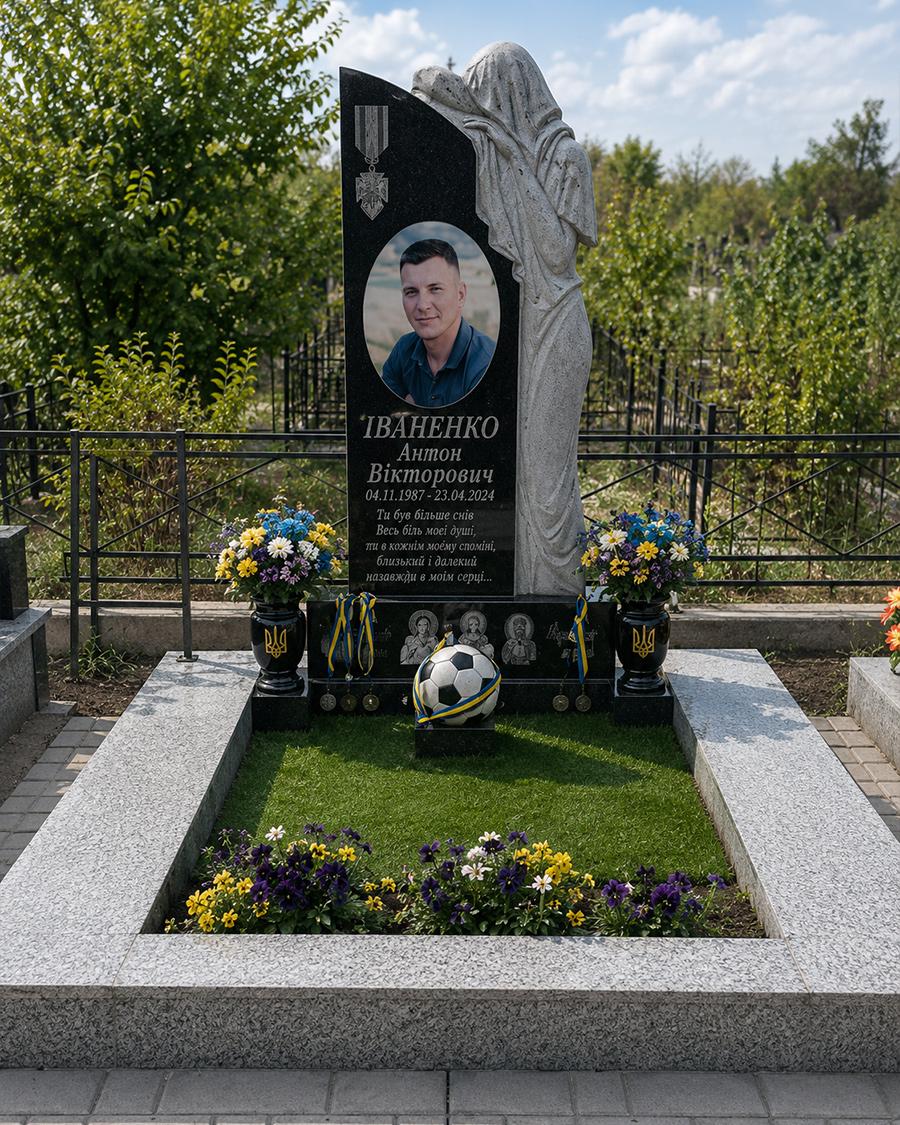 Гранітний памʼятник, спортсмену — чорний граніт зі скульптурою