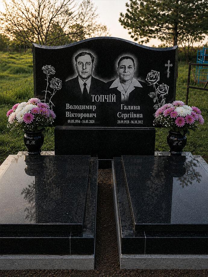 Гранітний памʼятник, подвійний — чорний граніт на квітнику