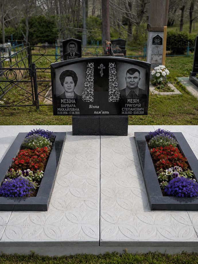 Гранітний памʼятник, подвійний — чорний граніт