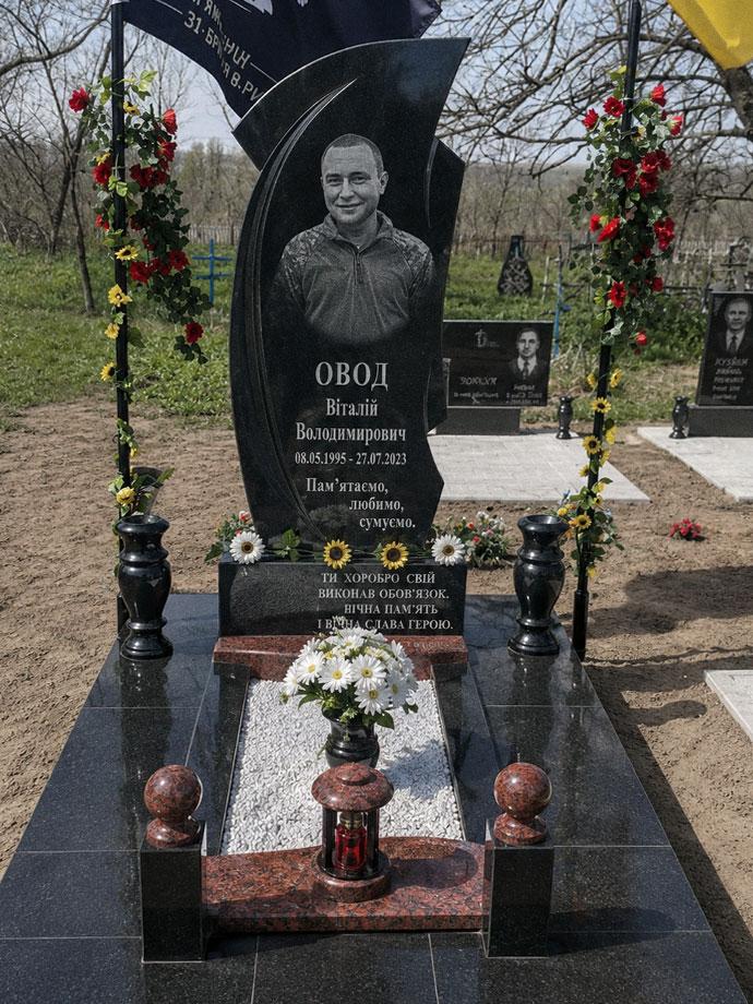 Гранітний памʼятник, військовий — чорний та коричневий граніт