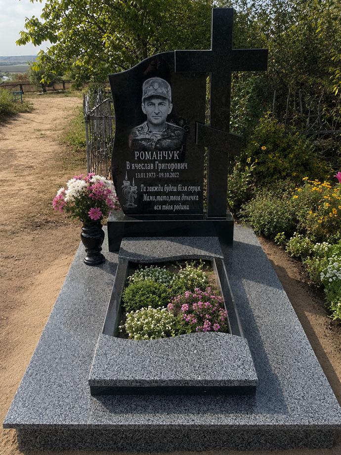 Гранітний памʼятник, військовий — сірий та чорний граніт