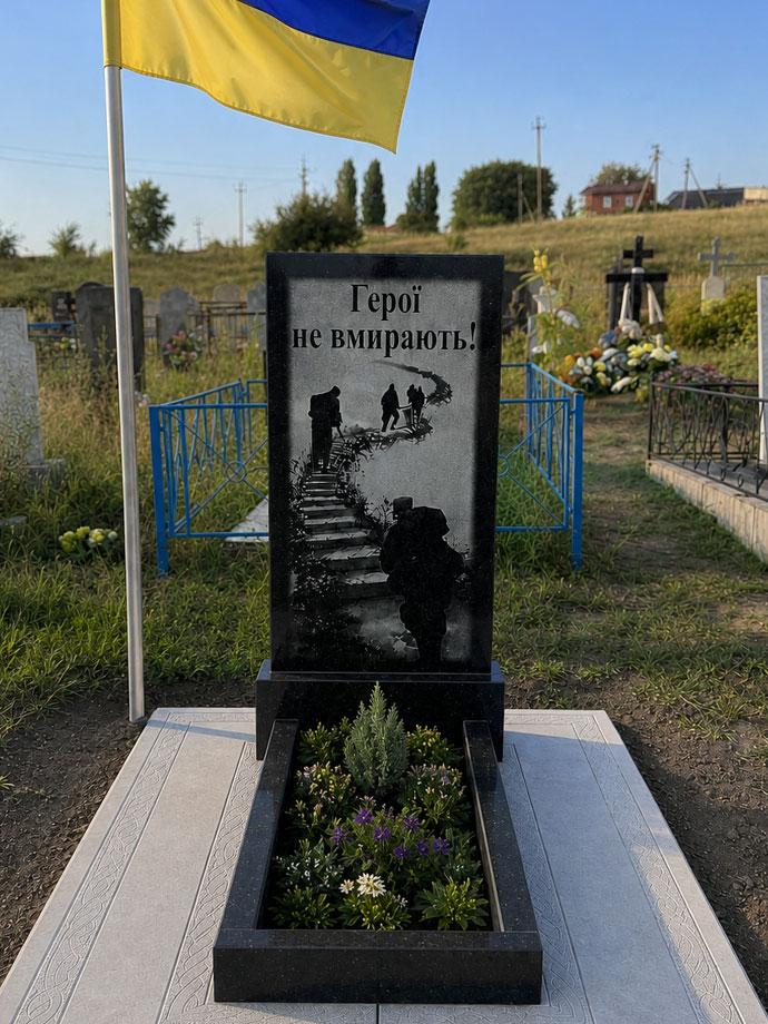 Гранітний памʼятник, військовий — чорний граніт